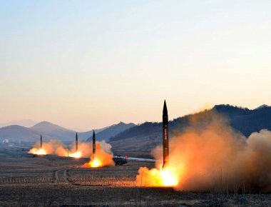 Κιμ Γιονγκ Ουν: «Θα κτυπήσουμε τους Αμερικανούς στο Γκουάμ»